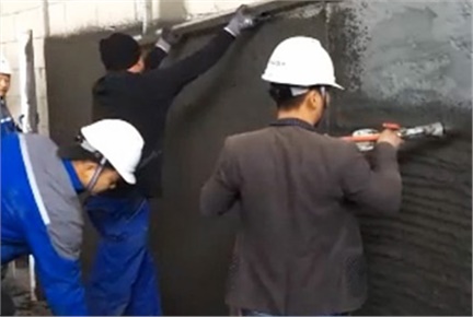 6人組機(jī)械化抹灰（自動(dòng)輸送、自動(dòng)攪拌和噴涂、刮平及收面）