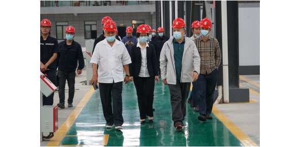 2022-5-10黃學(xué)工等省工信廳總工程師、一級(jí)巡視員市工信局姚曉麗局長(zhǎng)等領(lǐng)導(dǎo)視察萬眾集團(tuán)